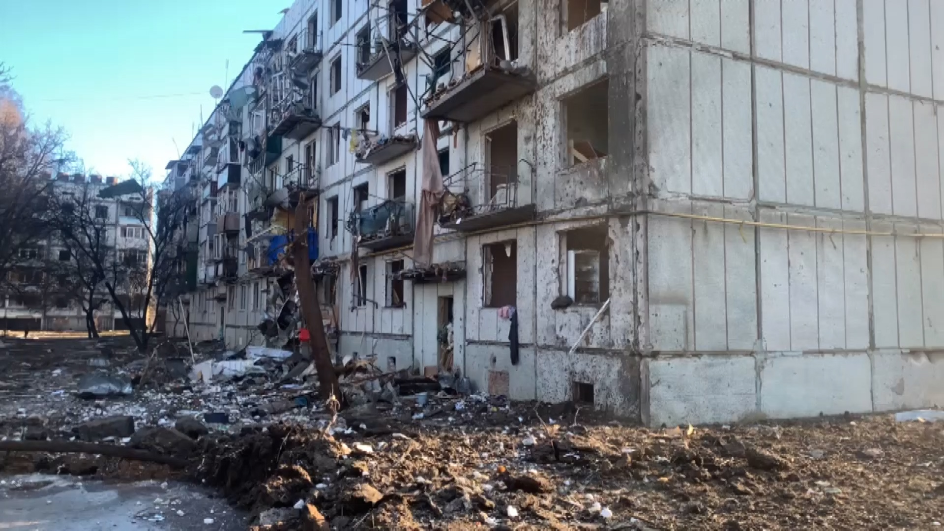 Что разбомбили на украине. Взорванное здание в Киеве. Дом в Харькове разбомбили. Разбомбленное здание.