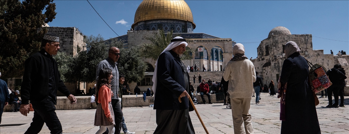 İsrail'in kısıtlamalarına rağmen Filistinliler, savaş bahanesiyle 5 haftadır kapalı olan Aksa'ya akın etti