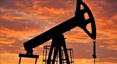 US oil production falls below 9 million barrels a day