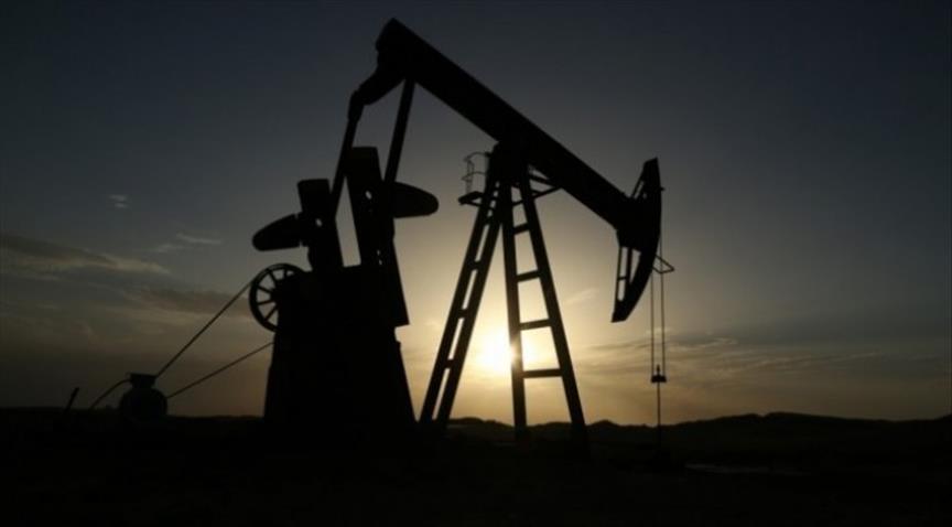 US crude inventories rise, oil prices trim gains