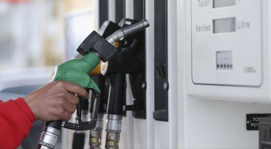 Rise in US gasoline inventories push oil prices lower