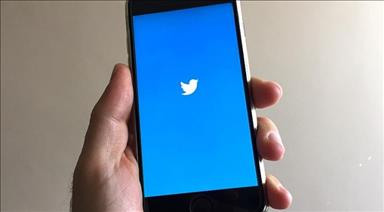 Twitter shares tumble on stagnant user growth