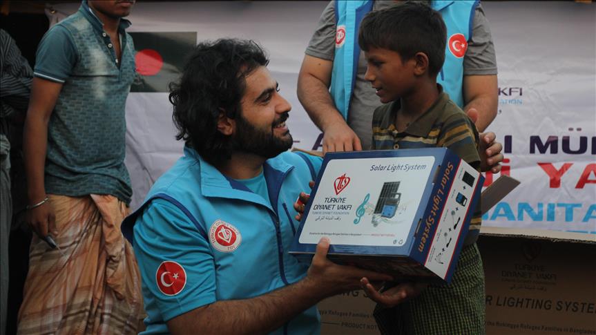 Turkish group gives solar power packages to Rohingya
