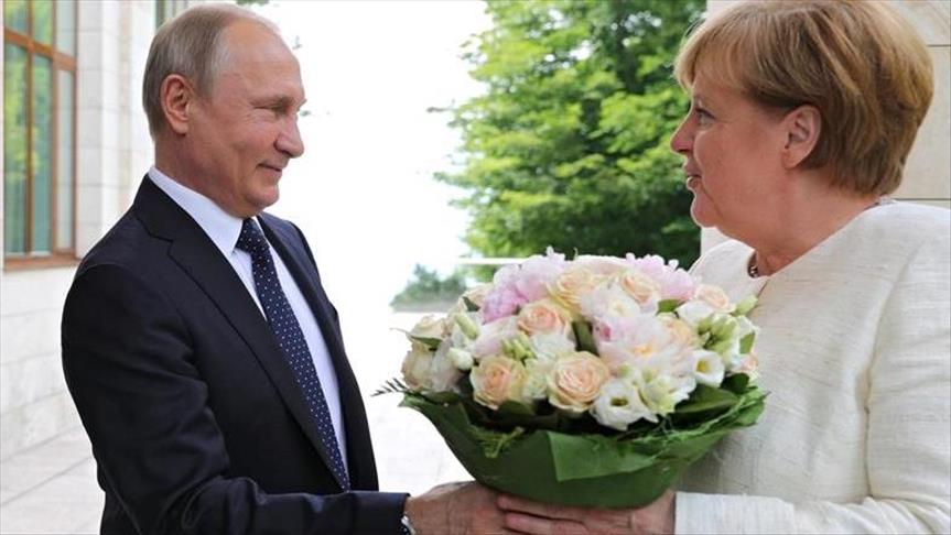 Putin, Merkel discuss gas pipeline project in Sochi