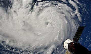 US: Florence turns south, expected to slam Carolinas