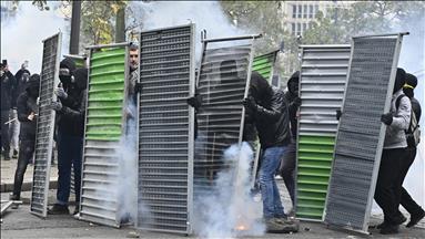 France arrests 250+ in Yellow Vest protests anniversary