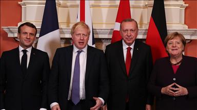 Turkish president gives book to leaders at UK meeting