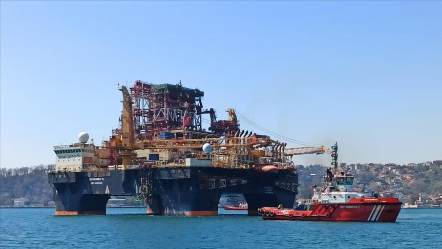 Giant oil rig passage halts Istanbul’s maritime traffic