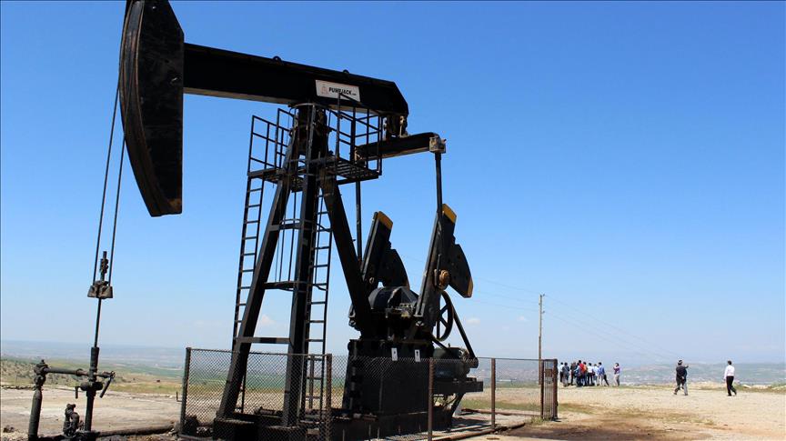 Oil up 2% on fall in US crude stocks, weak dollar in week ending Sept. 3