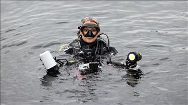 Anadolu Agency journo collects garbage from sea as part of environment forum