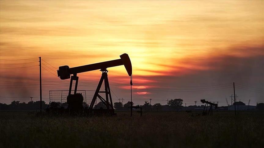 Oil prices up with weak dollar