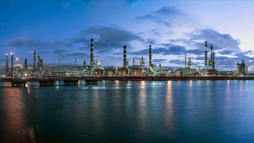 Oil falls with US data signaling weak demand amid persistent woes on Fed rate hike