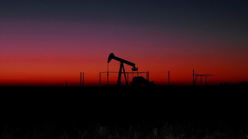 Oil falls with US data signaling weak demand