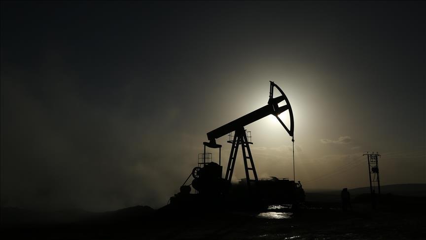 Libya's oil guards shut oil fields over pay dispute