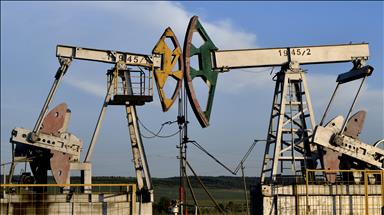 Oil up over positive economic data in US