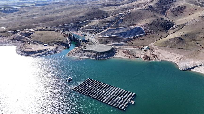 Bakan Bayraktar, baraj, göl ve göletlere de yüzer güne艧 enerjisi santrali kurulabilece臒ini bildirdi