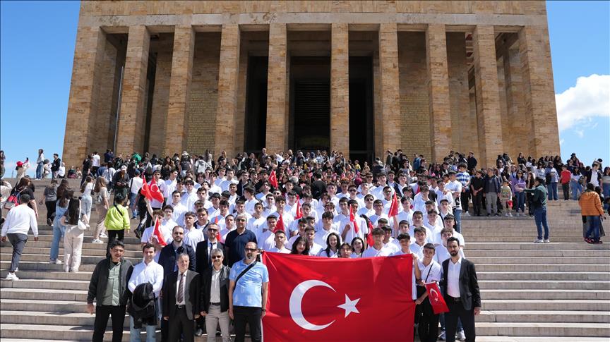 CK Enerji şirketlerinin "yıldızları" 19 Mayıs’ı Atatürk’ün huzuruna çıkarak kutladı