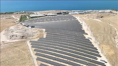 Kara yolları enerjisini güneşten alıyor