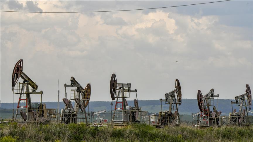 Oil prices down 1% amid improved supply outlook, recession concerns