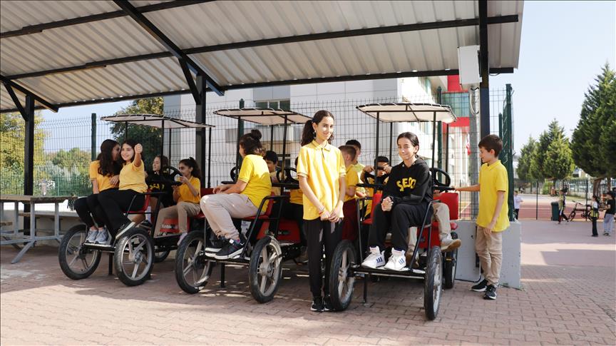 Kocaeli'de öğrenciler teneffüslerde pedal çevirerek okulları için elektrik üretiyor