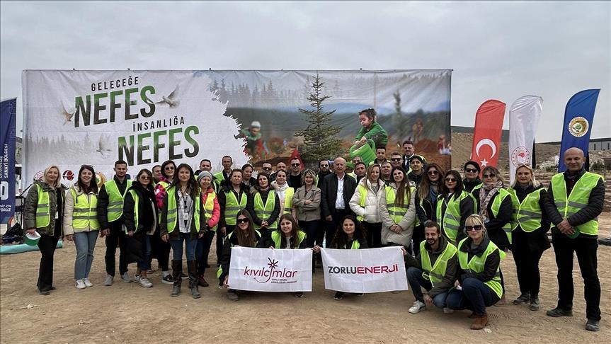 Zorlu Enerji çalışanları 450 fidanı toprakla buluşturdu