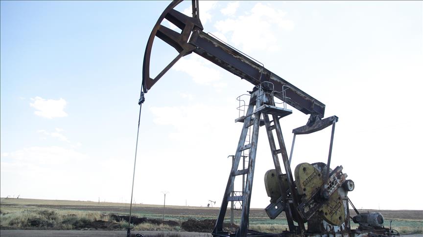 Oil sees weekly rise as cold weather boosts demand, supply concerns persist