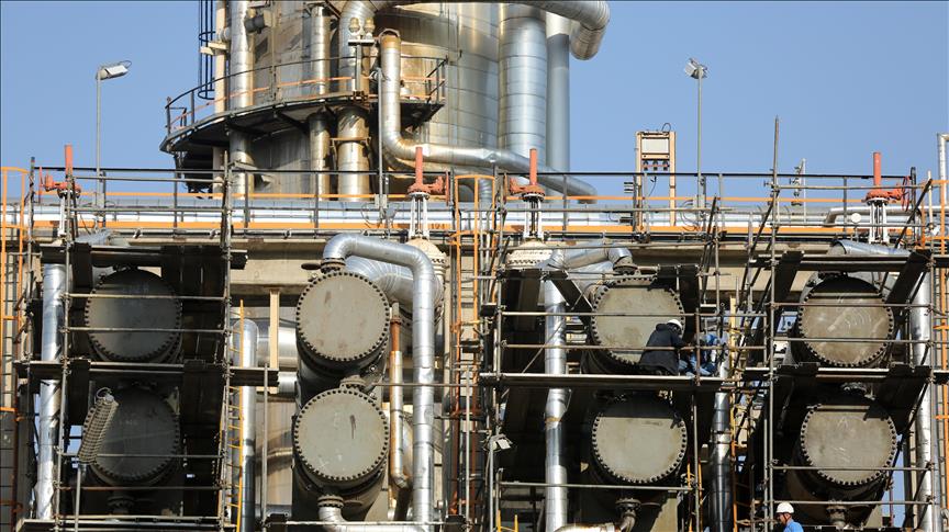 Oil prices down amid Trump's new energy policies, winter pressures