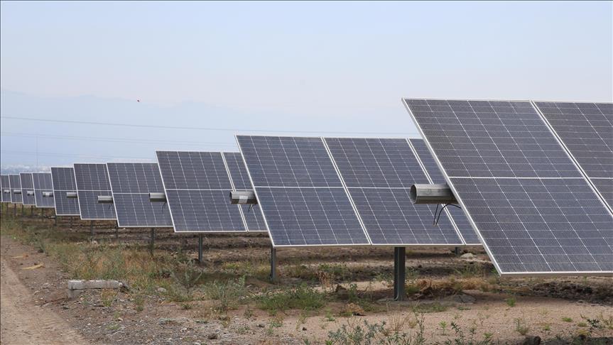 Hatay'da çorak arazi güneş tarlasına dönüştü