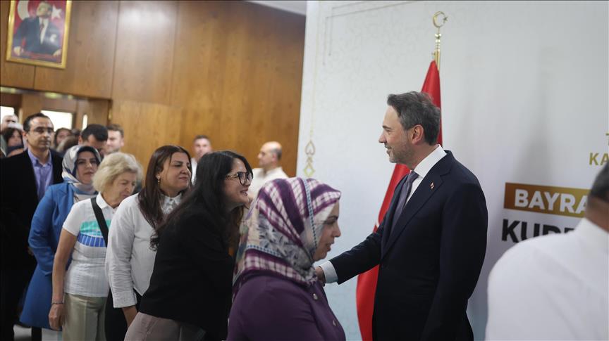 Enerji ve Tabii Kaynaklar Bakanı Bayraktar, Bakanlık personeliyle bayramlaştı:
