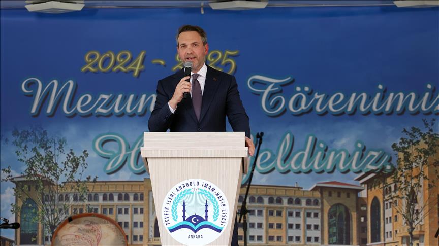 Bakan Bayraktar, Tevfik İleri Anadolu İmam Hatip Lisesi'nde mezuniyet törenine katıldı