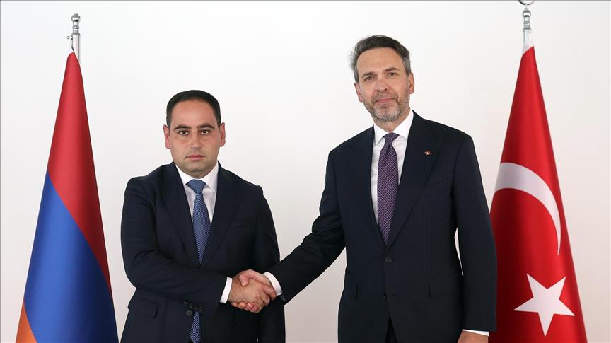 Bakan Bayraktar, Ermenistan Bölgesel Yönetim ve Altyapı Bakanı Khudatyan ile görüştü