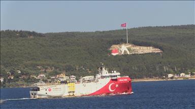 Somali'deki görevini tamamlayan Oruç Reis Sismik Araştırma Gemisi, ÇanakkaleBoğazı'ndan geçti