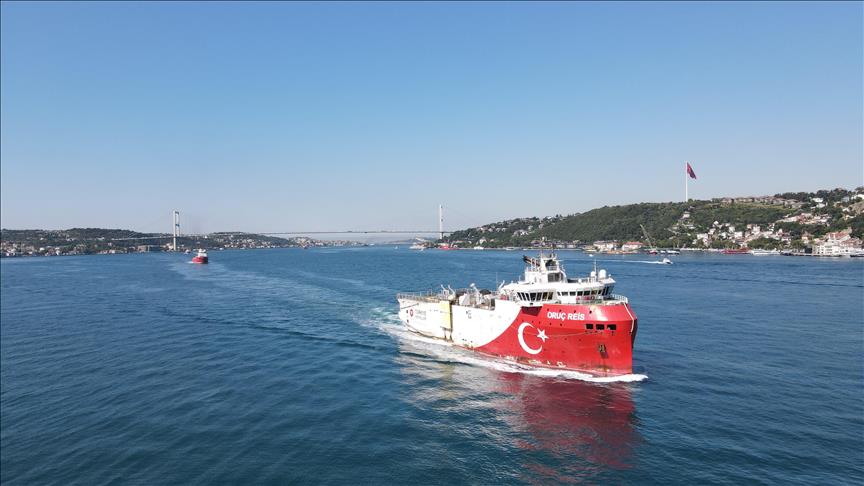 Somali'deki görevini tamamlayan Oruç Reis Sismik Araştırma Gemisi, İstanbul Boğazı'ndan geçiyor