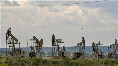 Oil prices edge up amid geopolitical tensions and supply uncertainty
