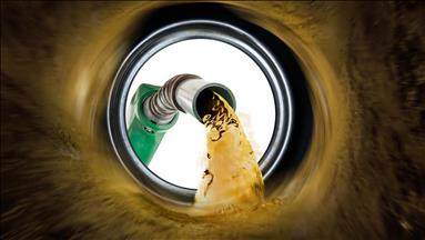 Oil prices post weekly gains on supply concerns, trade uncertainty