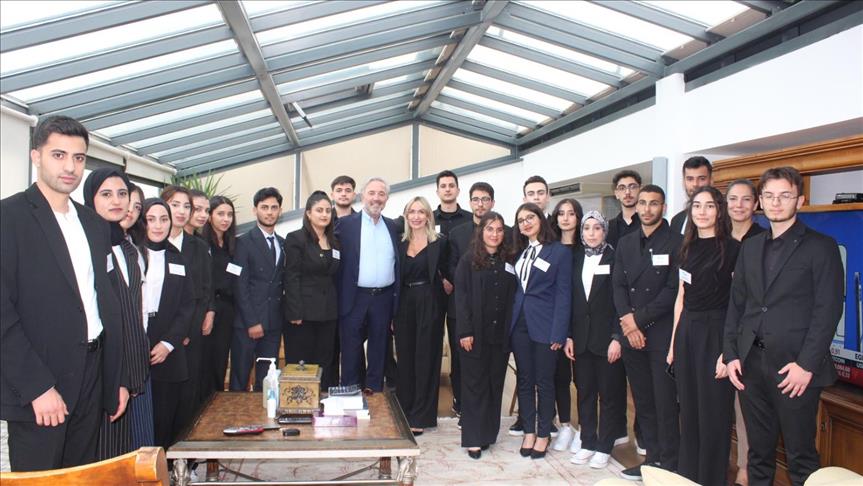 Akfen Holding Yönetim Kurulu Başkanı Akın, TİKAV bursiyerleriyle bir araya geldi