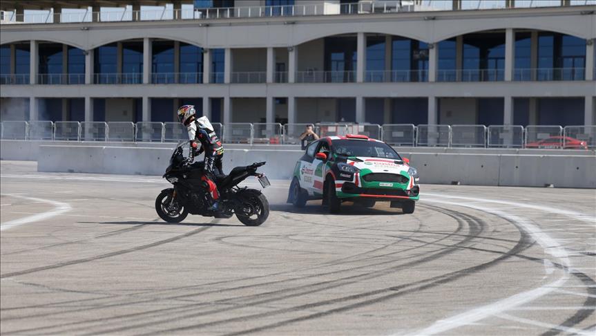 Toprak Razgatlıoğlu ve Ali Türkkan, Castrol Performance Day'de gösteri sürüşü yaptı