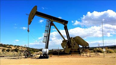 Oil down on Fed uncertainty, Russia sanctions risk