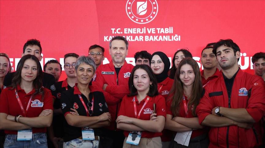 Bakan Bayraktar, TEKNOFEST İstanbul'da gençlerle buluştu