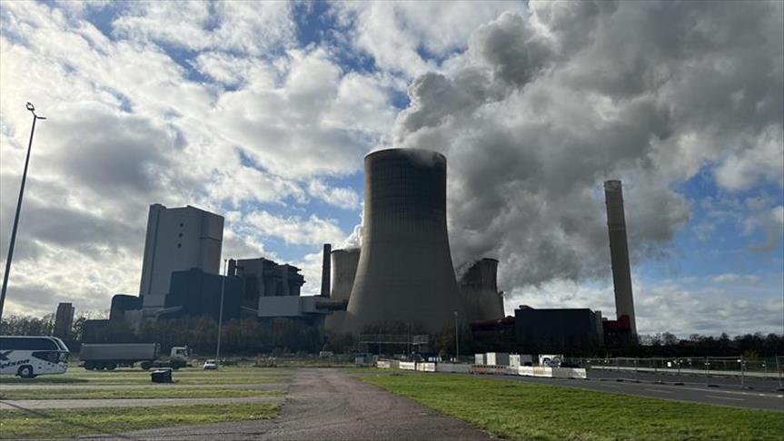 Governments' fossil fuel plans steer world further from climate goals, report warns