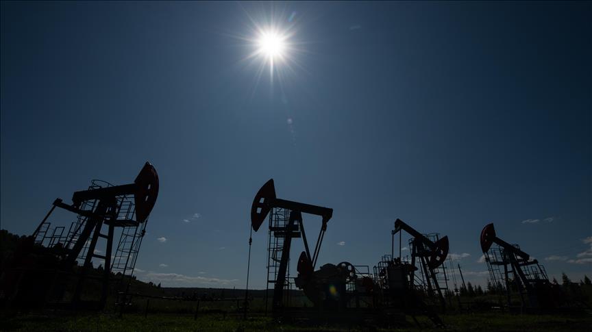 Oil prices edge lower on northern Iraq export talks