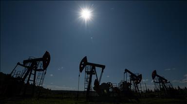 Oil prices edge lower on northern Iraq export talks