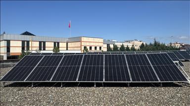 Kocaeli Üniversitesinde güneşi takip eden panellerle mühendislik fakültesinin enerjisi karşılanıyor