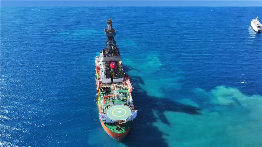 Enerji filosuna katılan iki yeni sondaj gemisinin ilki Mersin Taşucu Limanı'na ulaştı