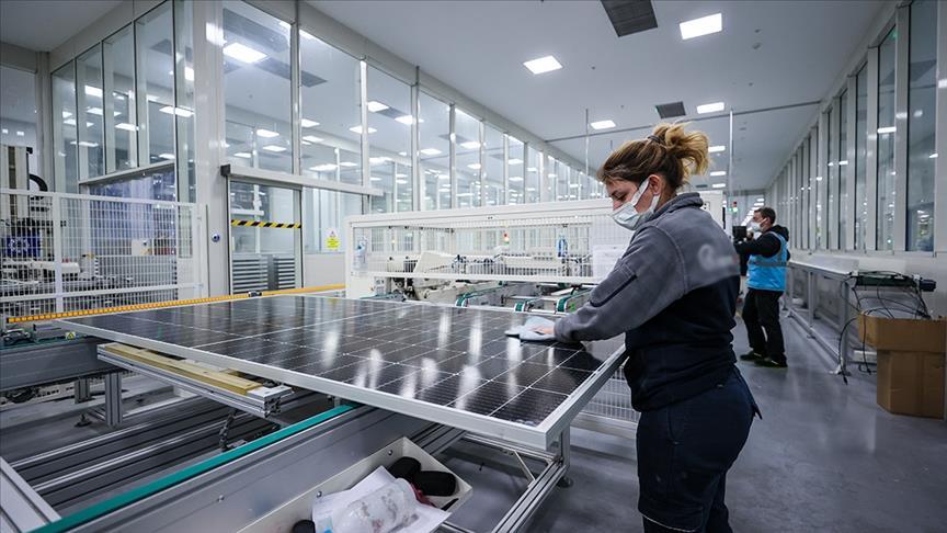 Yenilenebilir enerji sektöründeki tam zamanlı işlerin yüzde 32'sini kadınlar yürütüyor