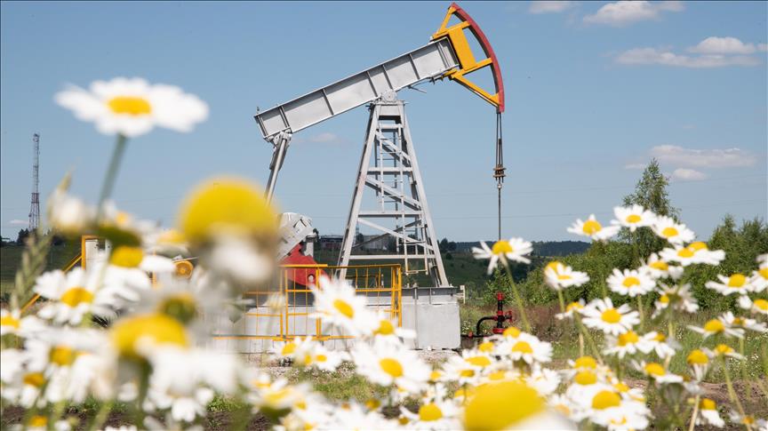 US oil rig count down by 4 for week ending Oct. 10
