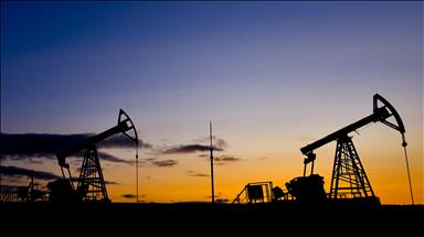 Oil falls on US-China trade uncertainty, easing Middle East tensions