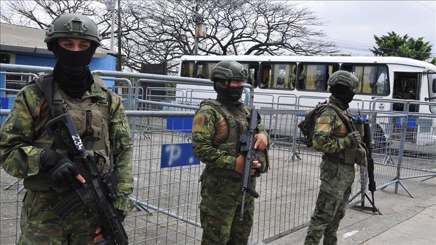 Ekvador'da dizel yakıt fiyatlarının artışına karşı düzenlenen protestolarda çıkan çatışmada 13 asker yaralandı