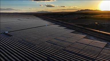 Güneş ve rüzgar enerjisi küresel elektrik talep artışını karşılarken fosil yakıtların büyümesi durdu