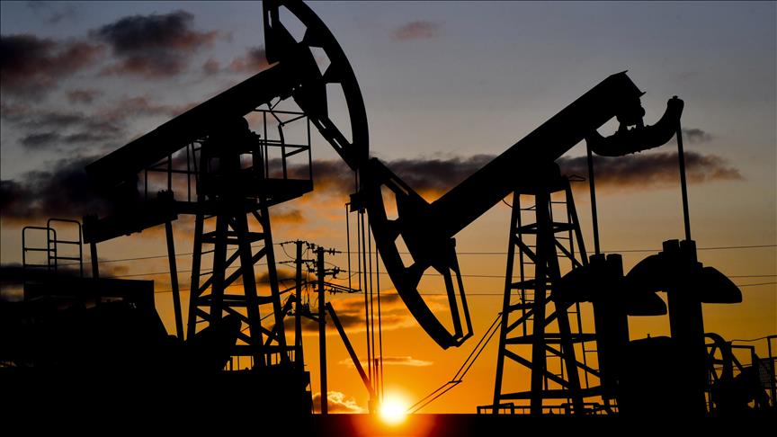 Oil prices fall as US inventory build offsets Iran supply fears